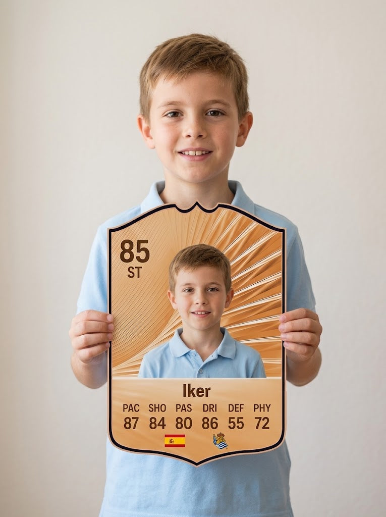 Niño sosteniendo su carta de FIFA FC 26 Rare Bronze personalizada de CardsGoat