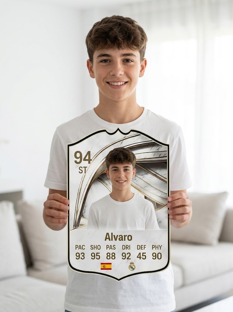 Chico sosteniendo su carta de FIFA FC 26 Icon personalizada creada en CardsGoat
