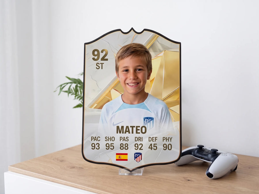 Carta de fútbol personalizada de CardsGoat expuesta de pie en su soporte de sobremesa transparente