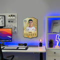 Carta de fútbol personalizada colgada en la pared con el kit de montaje de CardsGOAT