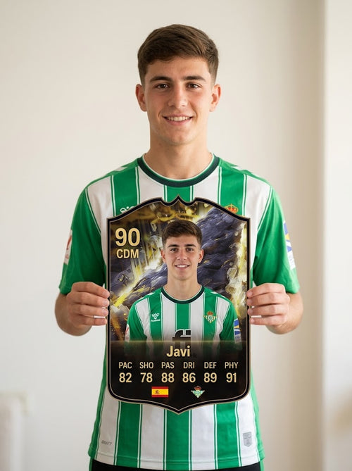 Chico con camiseta del Real Betis sosteniendo su carta de FIFA FC 26 Cornerstones personalizada — CardsGOAT