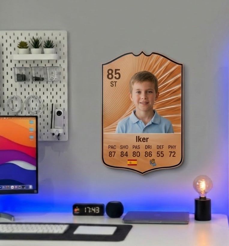 Carta de FIFA FC 26 Rare Bronze personalizada colgada en la pared de una habitación — CardsGoat