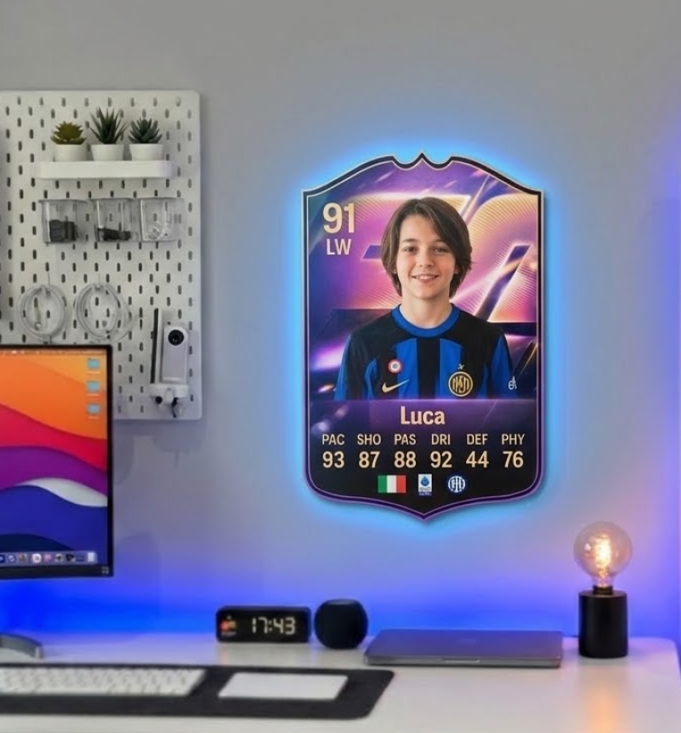 Carta de FIFA FC 26 personalizada colgada en la pared sin taladro, con el kit magnético de CardsGOAT