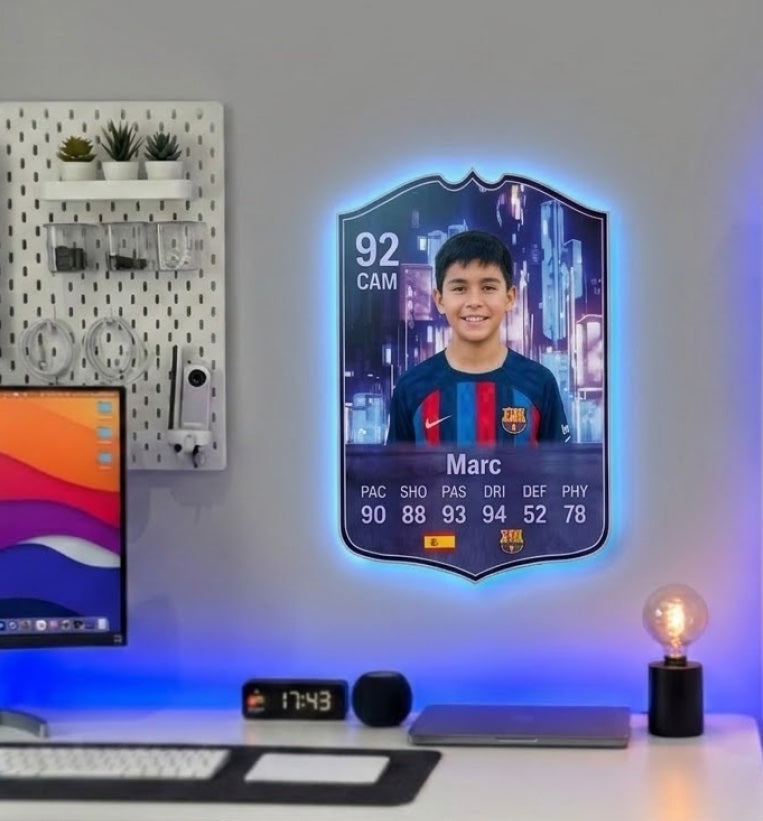 Carta de FIFA FC 26 Flashback personalizada colgada en la pared de una habitación — CardsGOAT