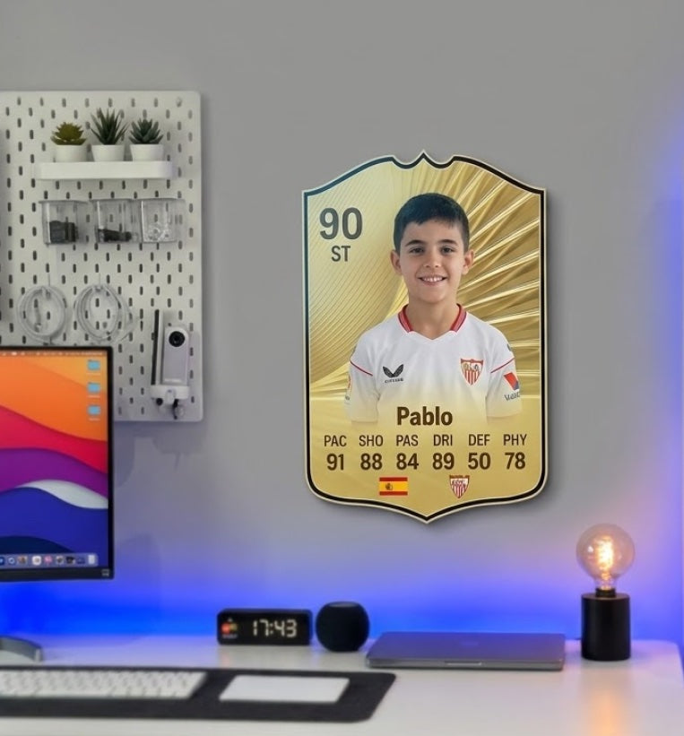 Carta de FIFA FC 26 Gold personalizada colgada en la pared de una habitación — CardsGOAT