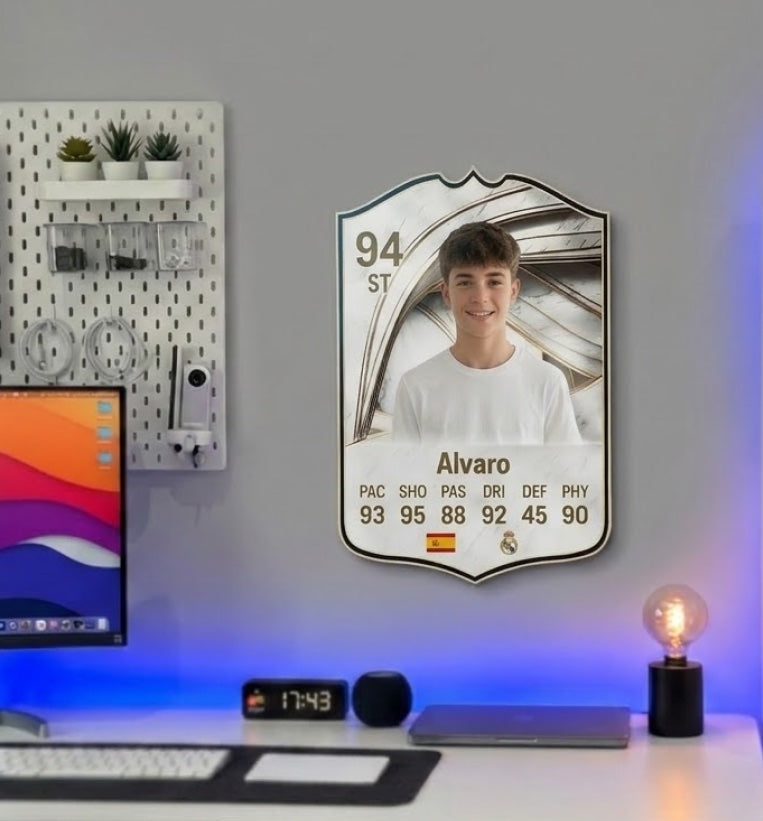 Carta de FIFA FC 26 Icon personalizada colgada en la pared de una habitación — CardsGOAT