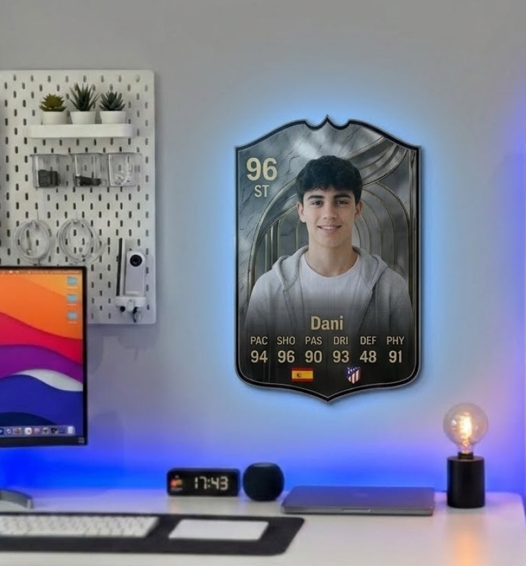 Carta de FIFA FC 26 Icon Prime personalizada colgada en la pared de una habitación — CardsGoat
