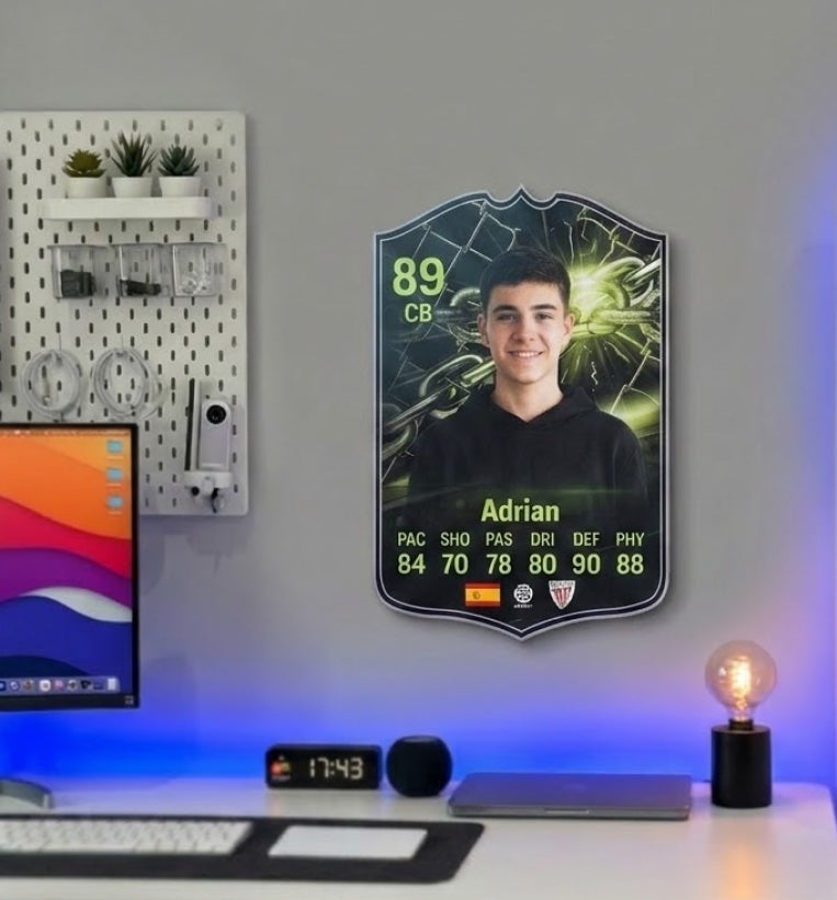 Carta de FIFA FC 26 Showdown personalizada colgada en la pared de una habitación — CardsGOAT