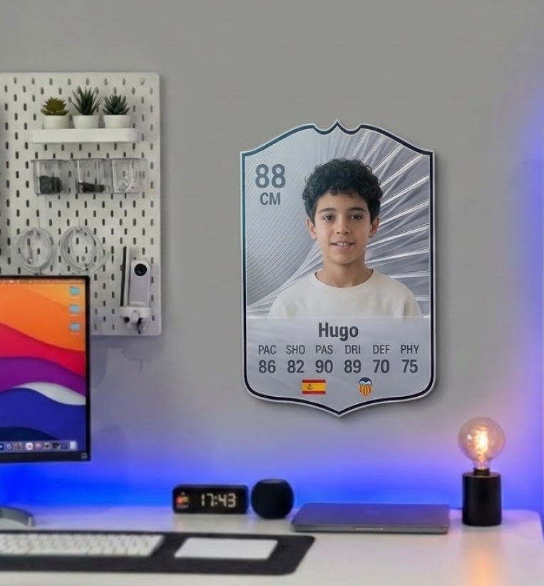 Carta de FIFA FC 26 Silver personalizada colgada en la pared de una habitación — CardsGoat