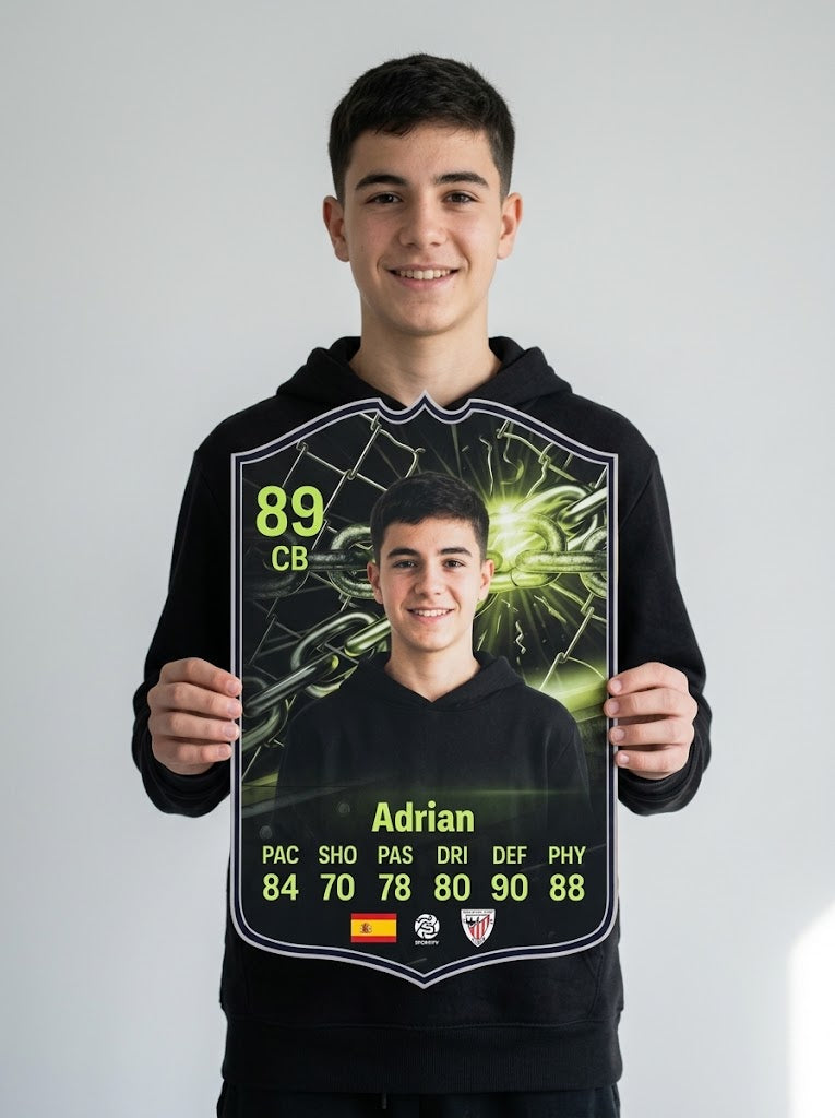 Chico sosteniendo su carta de FIFA FC 26 Showdown personalizada — CardsGOAT