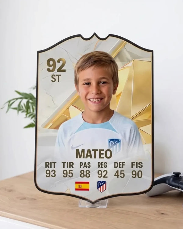 Carta de fútbol personalizada con el escudo del Atlético de Madrid, de pie en su soporte de sobremesa — cliente de CardsGoat