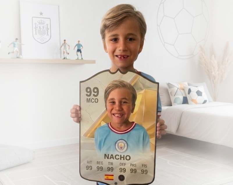 Niño sosteniendo su carta de fútbol personalizada estilo FIFA de CardsGoat