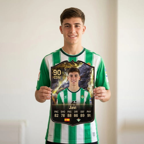 Chico con camiseta del Real Betis sosteniendo su carta de FIFA FC 26 Cornerstones personalizada — CardsGoat