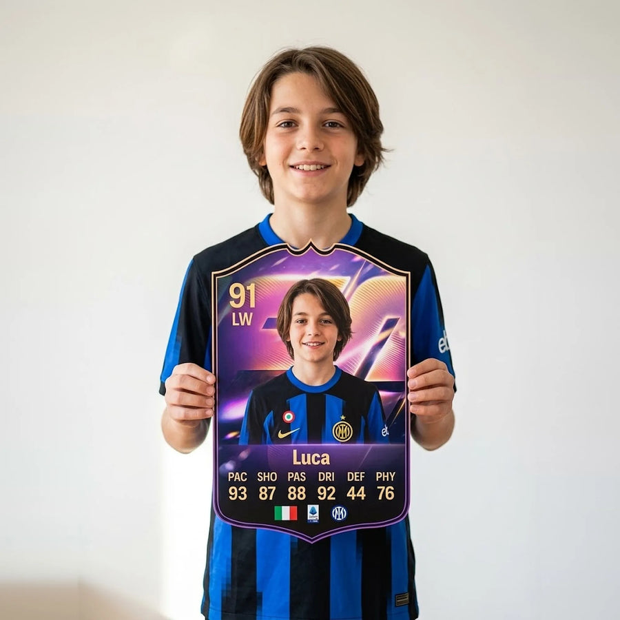 Chico con camiseta del Inter de Milán sosteniendo su carta de FIFA FC 26 Heroes personalizada — CardsGoat
