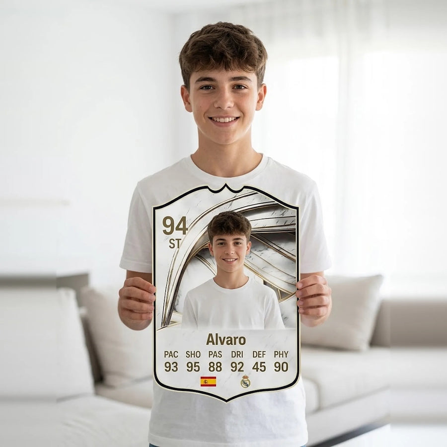 Chico sosteniendo su carta de FIFA FC 26 Icon personalizada con su foto, su nombre y sus stats — CardsGoat