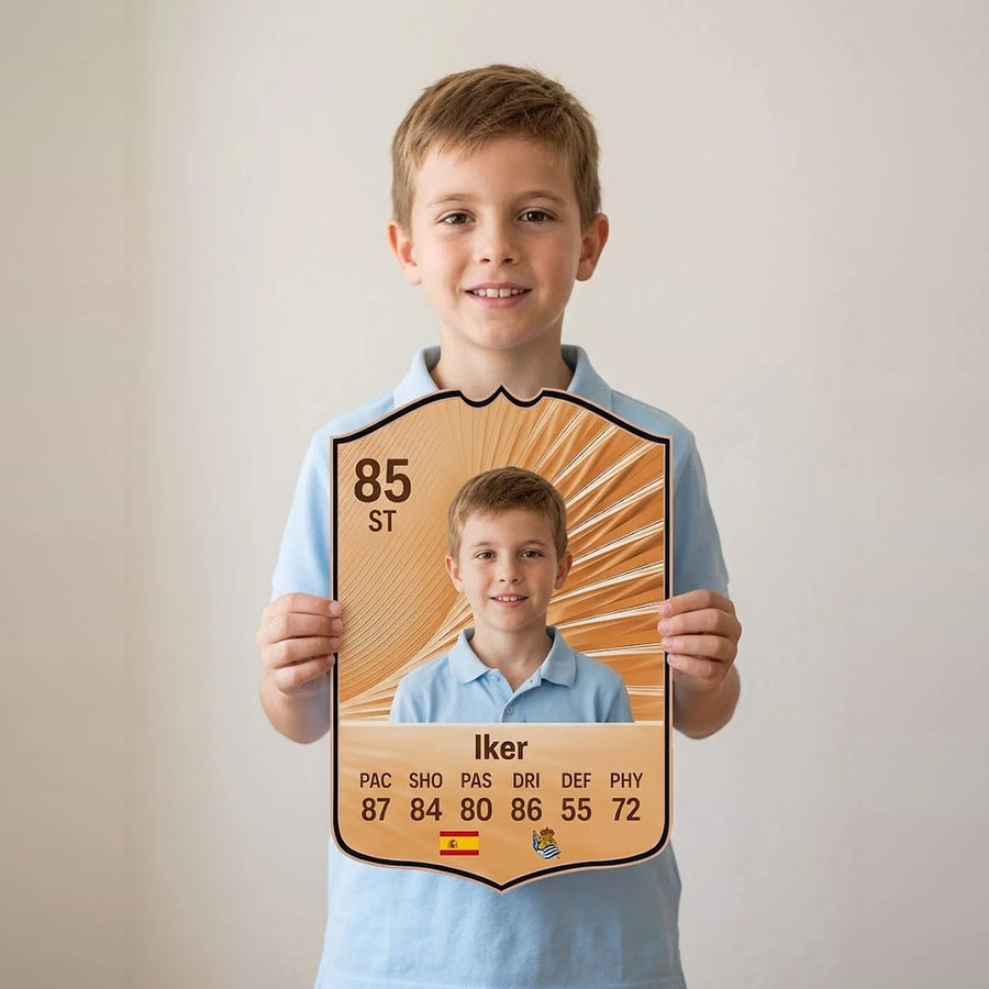 Niño sosteniendo su carta de FIFA FC 26 Rare Bronze personalizada con su foto y su nombre — CardsGoat