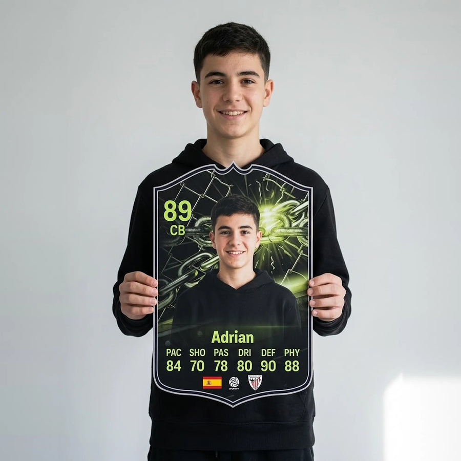 Chico con sudadera negra sosteniendo su carta de FIFA FC 26 Showdown personalizada con el escudo del Athletic Club — CardsGoat