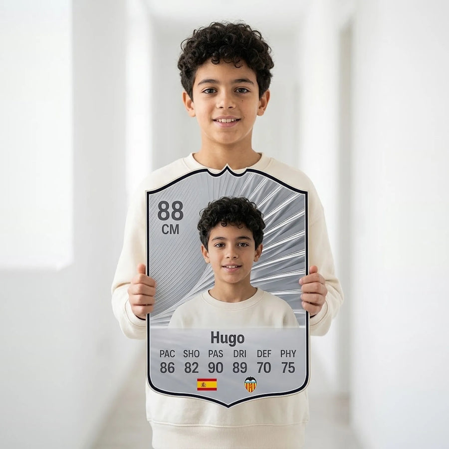 Niño sosteniendo su carta de FIFA FC 26 Silver personalizada con el escudo del Valencia CF — CardsGoat