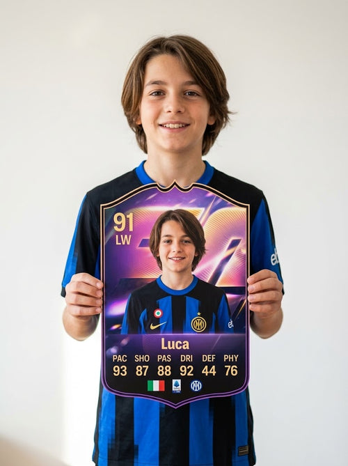 Chico sosteniendo su carta de FIFA FC 26 Heroes personalizada — CardsGOAT