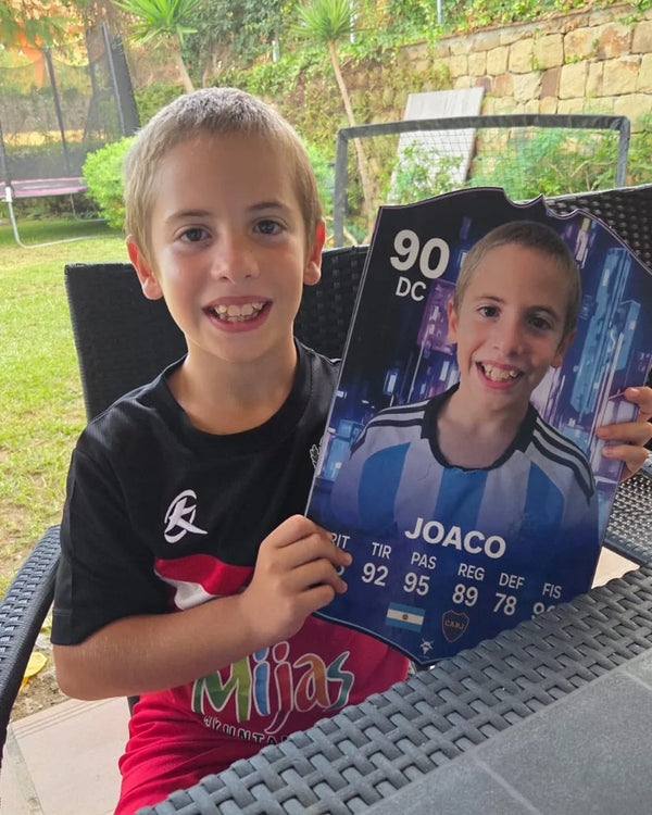 Niño sonriendo con su carta FIFA personalizada con el escudo de Boca Juniors — cliente de CardsGoat