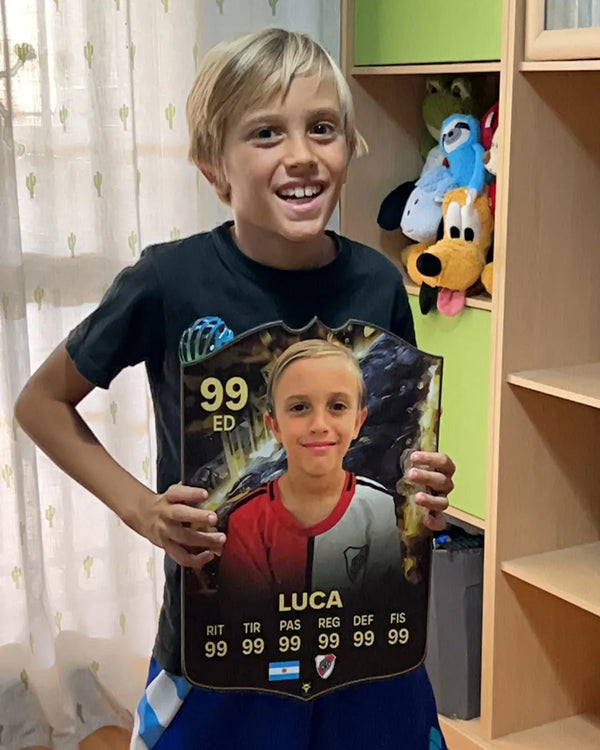 Niño con camiseta negra sosteniendo su carta de fútbol personalizada de River Plate — cliente de CardsGoat