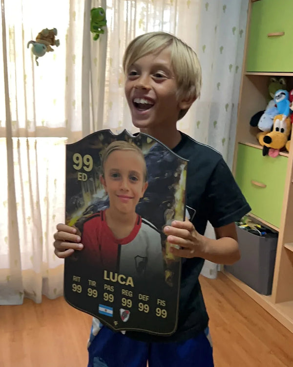 Niño sonriendo al recibir su carta de fútbol personalizada con su foto y su nombre — cliente de CardsGoat
